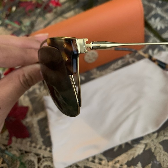Samel❗️New Tory Burch sunglasses 😍 - Picture 3 of 6